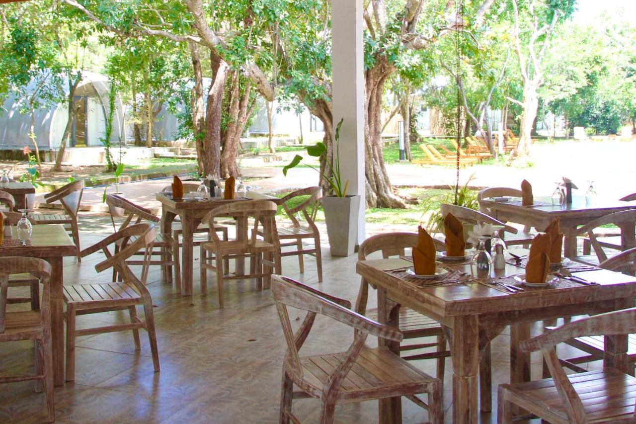 Nivadoo Resort 시기리야 외부 사진 The restaurant at the resort