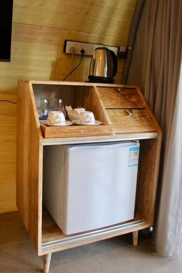 Nivadoo Resort 시기리야 외부 사진 A small refrigerator in a hotel room