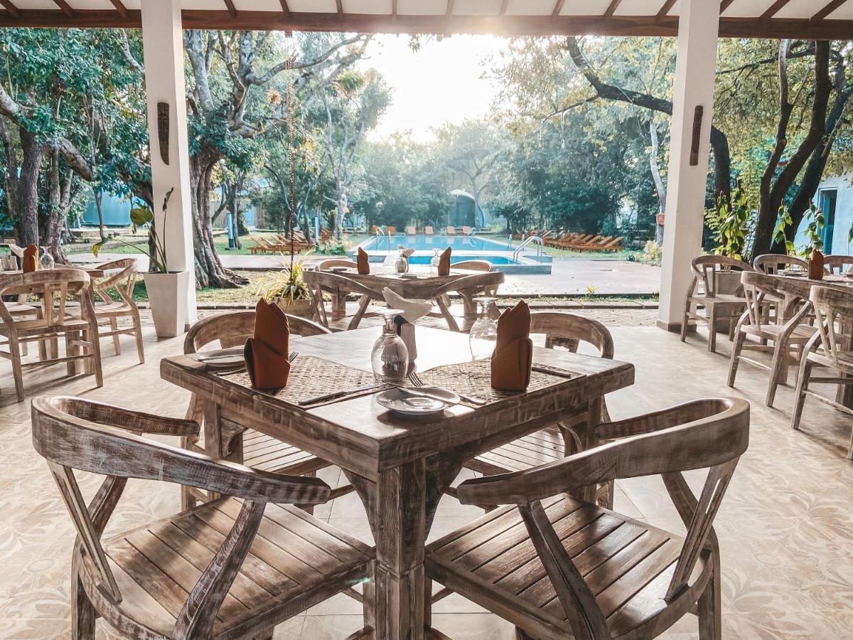 Nivadoo Resort 시기리야 외부 사진 The restaurant at the hotel