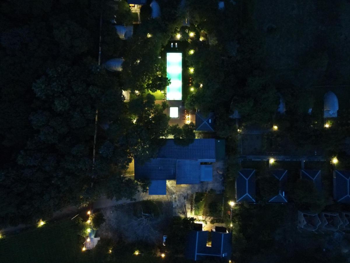 Nivadoo Resort 시기리야 외부 사진 Aerial view of the house at night
