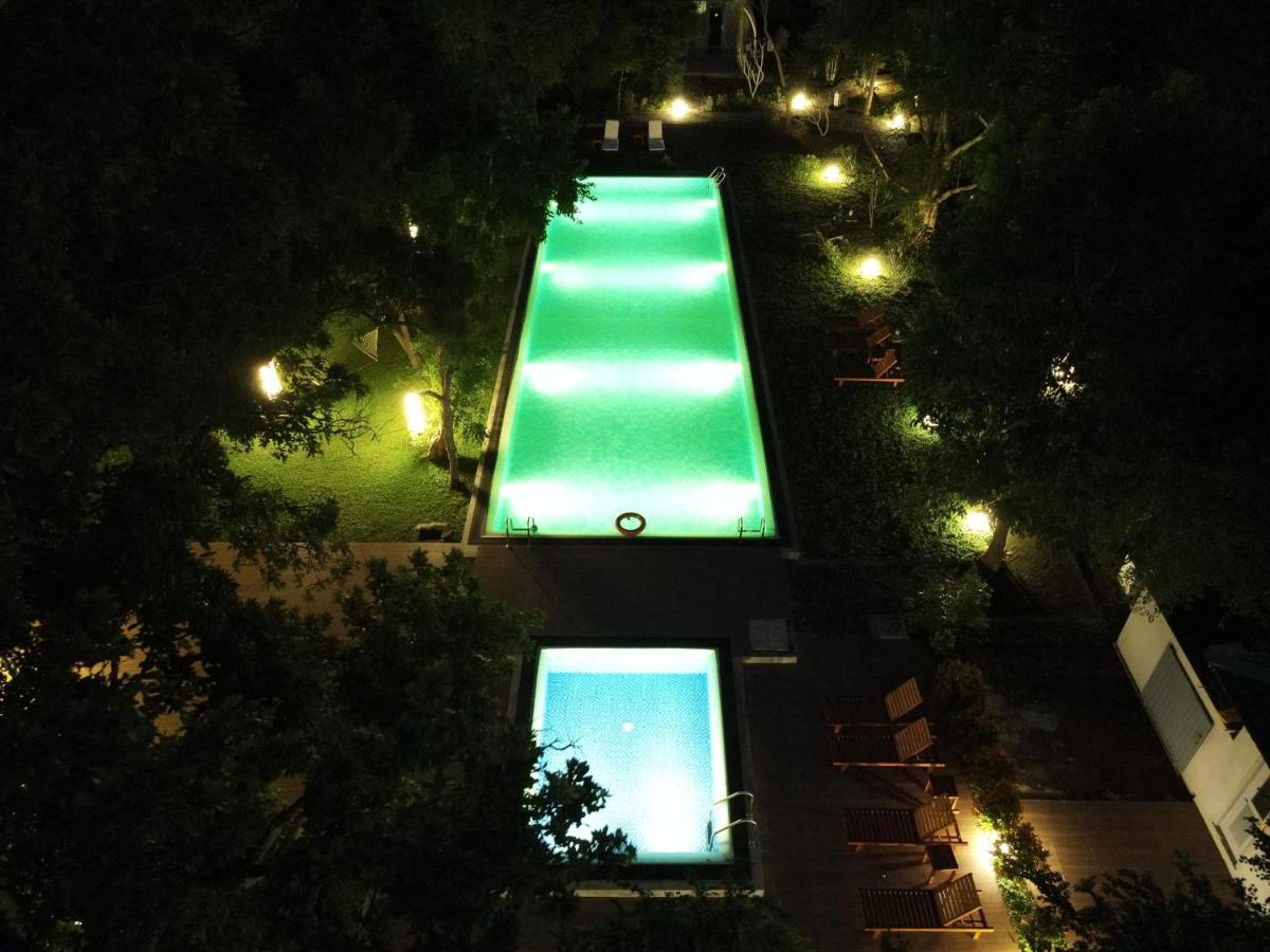 Nivadoo Resort 시기리야 외부 사진 The swimming pool at night