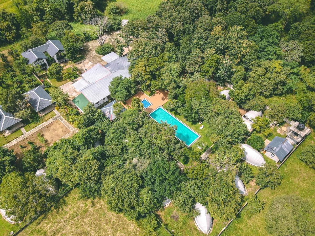 Nivadoo Resort 시기리야 외부 사진 Aerial view of the house