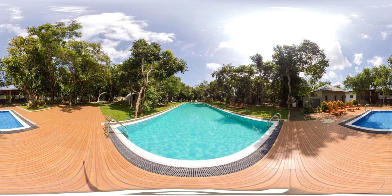 Nivadoo Resort 시기리야 외부 사진 A 360° image of a swimming pool
