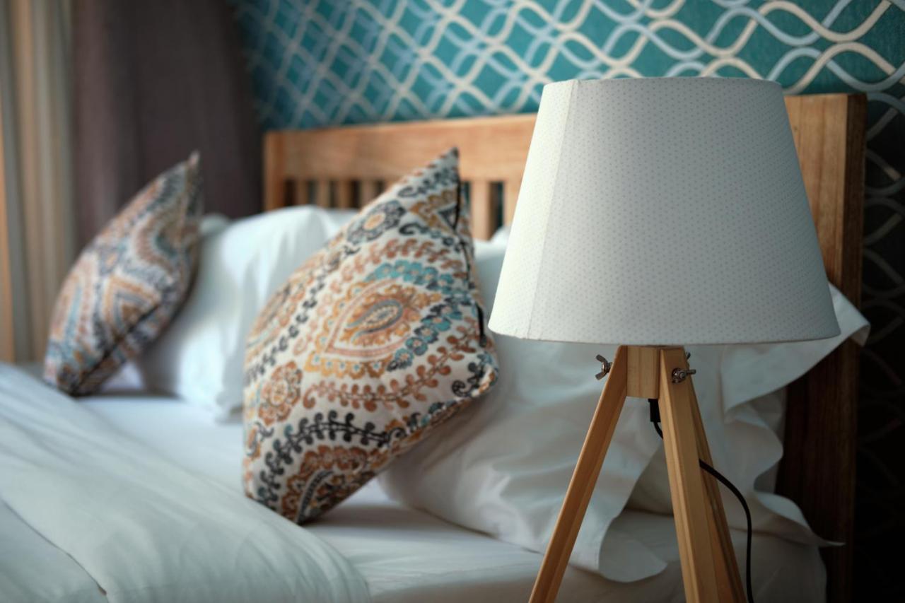 Nivadoo Resort 시기리야 외부 사진 A tripod table lamp