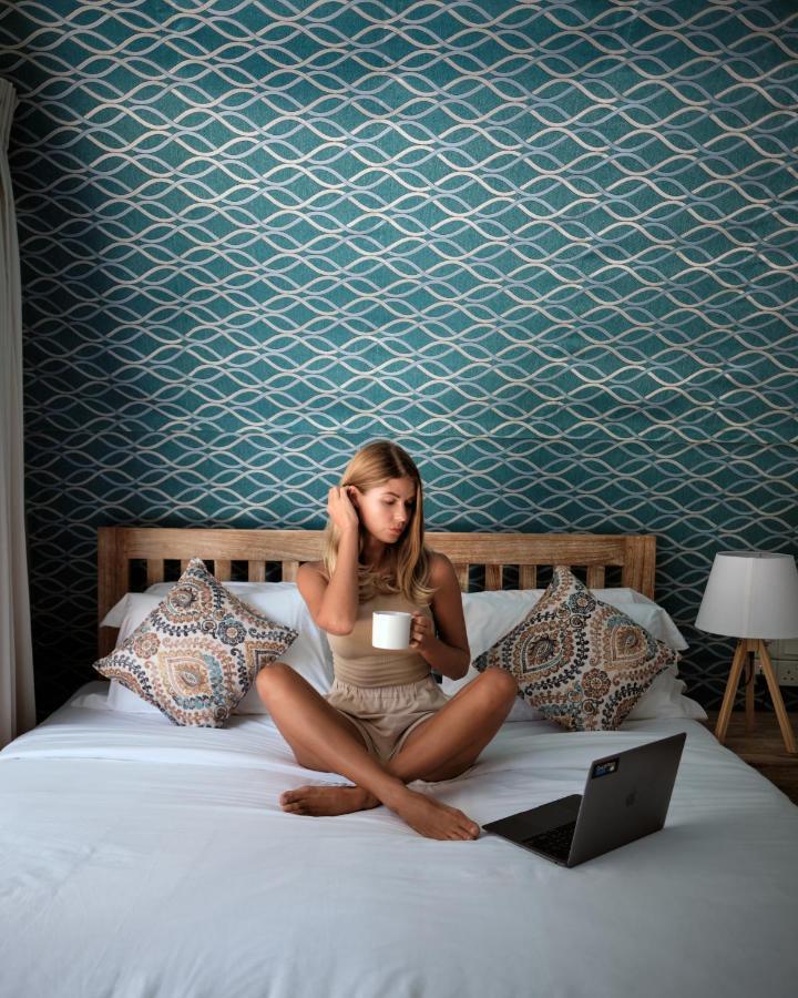 Nivadoo Resort 시기리야 외부 사진 A woman sitting on a bed