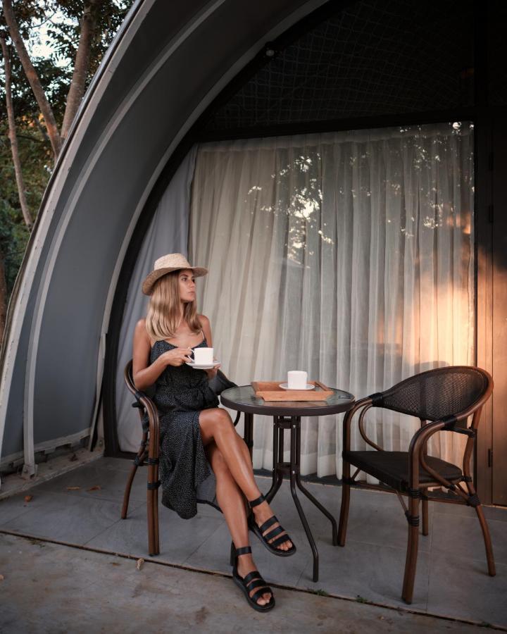 Nivadoo Resort 시기리야 외부 사진 A woman drinking coffee