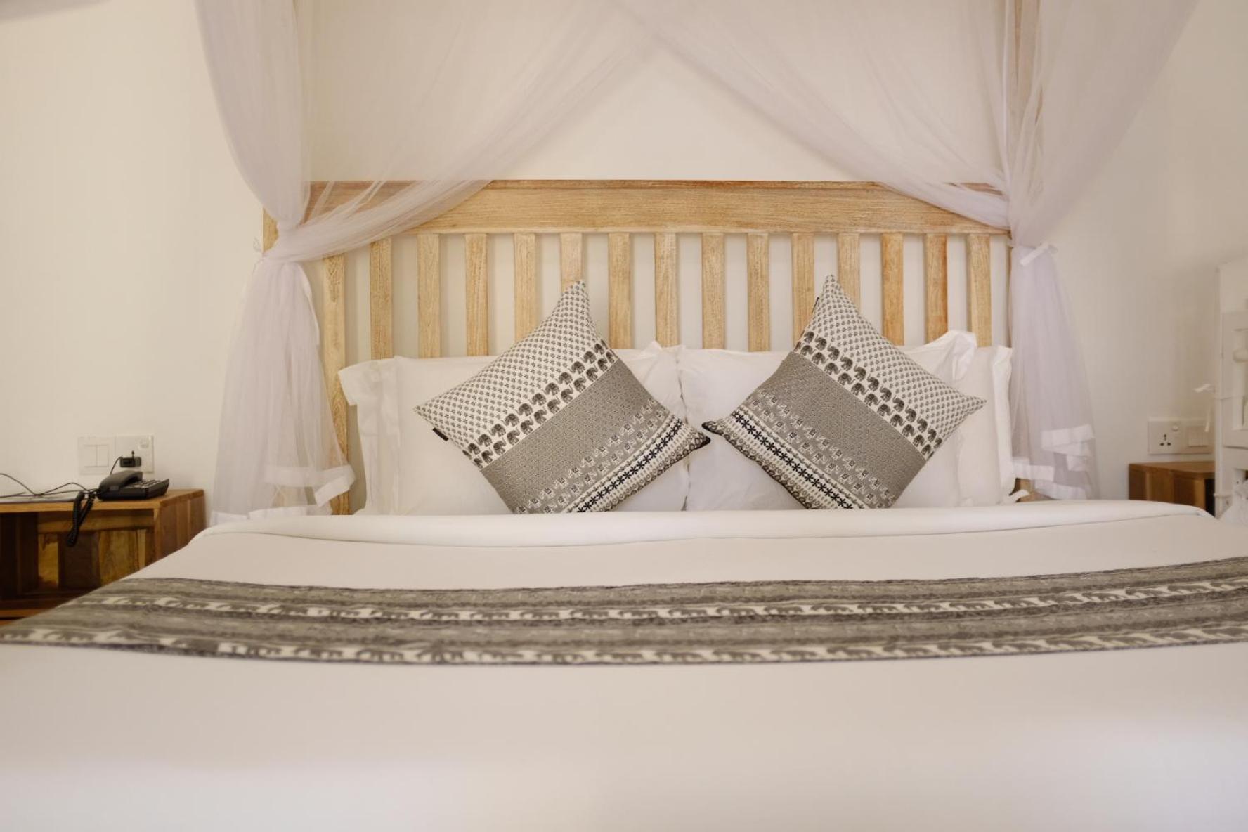 Nivadoo Resort 시기리야 객실 사진 A bed with a mosquito net