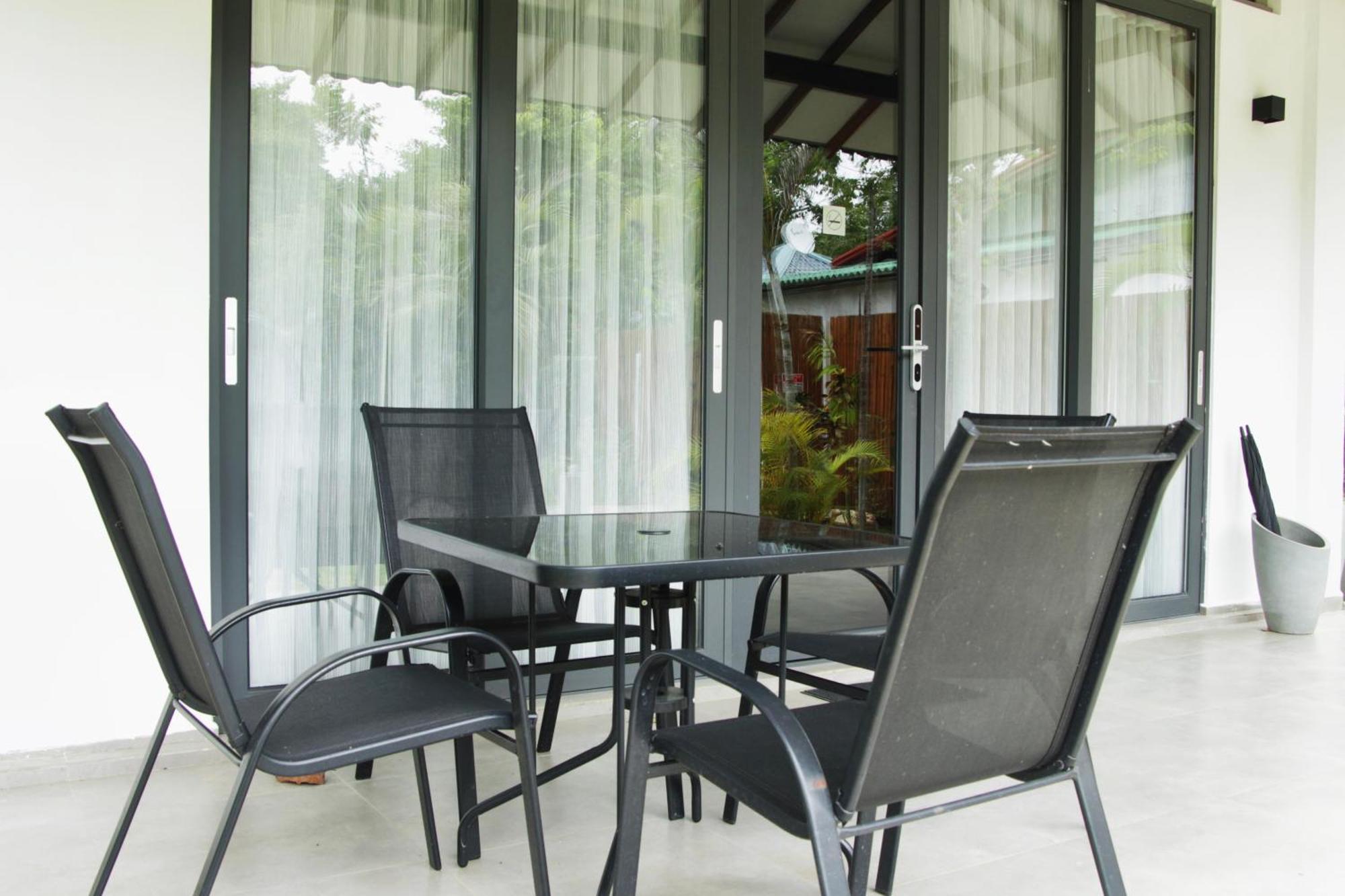 Nivadoo Resort 시기리야 객실 사진 A set of patio furniture
