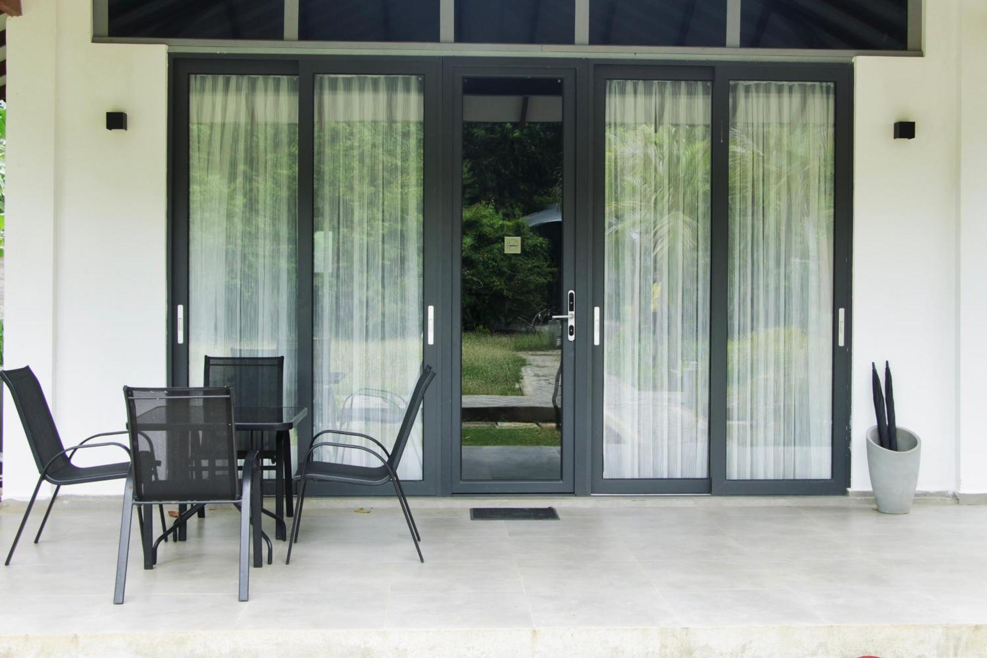 Nivadoo Resort 시기리야 객실 사진 A set of sliding doors
